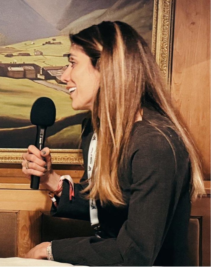 Angelika Hernández Dorendorf speaking into a microphone